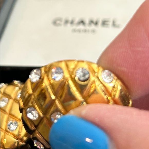 VINTAGE CHANEL GOLD CRYSTAL QUILTED CLIP-ON EARRINGS - Picture 9 of 11